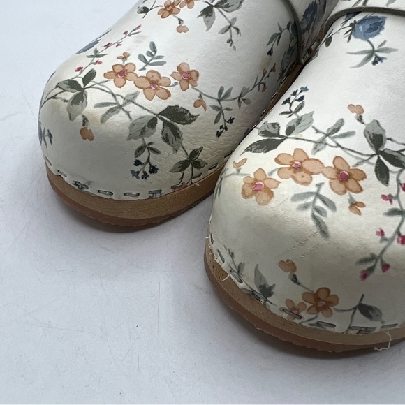 LINNEA Wood Open Back Flower Print Traction Slip-on Round Toe Leather Clogs - Picture 6 of 14
